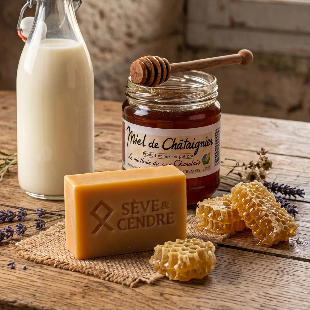 Savon artisanal au miel Sève & Cendre avec pot de miel de châtaignier et morceaux de cire