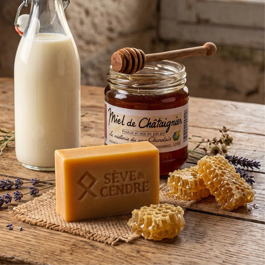 Savon artisanal au miel Sève & Cendre avec pot de miel de châtaignier et morceaux de cire