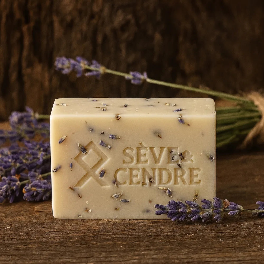 Brique de savon à la lavande Sève & Cendre gravée, aux fleurs de lavande intégrées sur fond de bois sombre