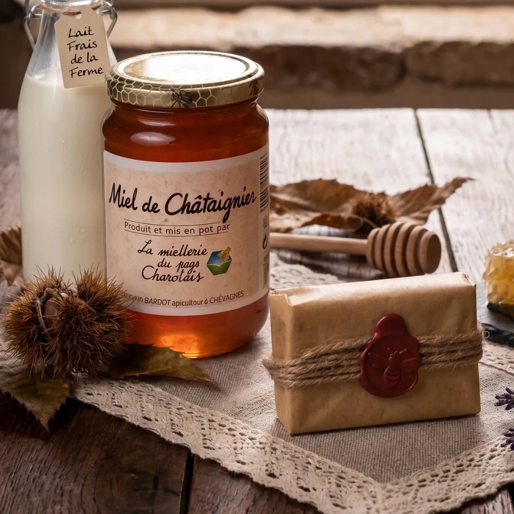 Savon artisanal au miel Sève & Cendre emballé avec pot de miel de châtaignier, châtaigne fraiche et bouteille de lait frais