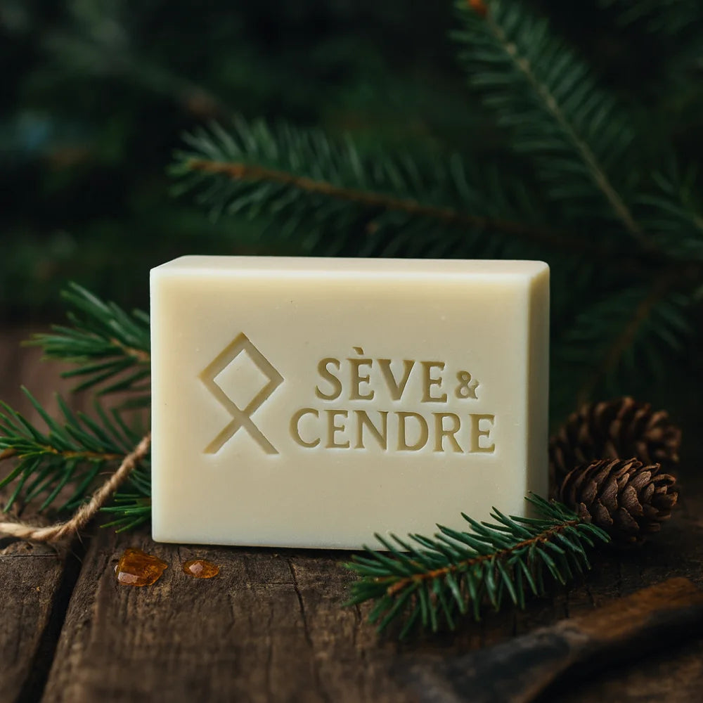 Savon au lait de chèvre et sapin Sève & Cendre posé une table de bois brute